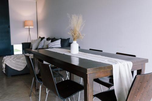 a dining room with a table and chairs at Duplex Alpha in Villa María