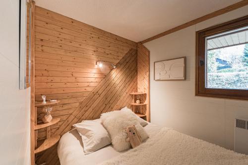 ein Schlafzimmer mit einem Bett, auf dem ein Teddybär liegt in der Unterkunft Ski ou Thermes? Un appt cabine avec vue magnifique in Saint-Gervais-les-Bains
