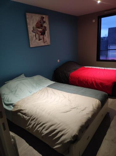 deux lits jumeaux dans une chambre avec fenêtre dans l'établissement Chambre chez l'habitant, à Coutances