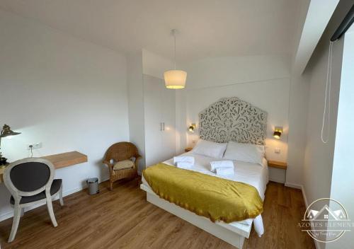 1 dormitorio con 1 cama, 1 mesa y 1 silla en Azores Element, en Livramento