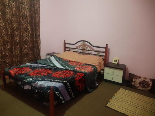 - une chambre avec un lit et une couverture dans l'établissement Camping-Auberge du Puigaudeau et Aziza, à Atar