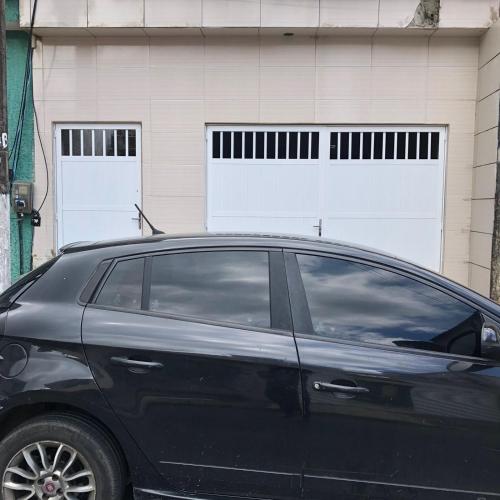a black car parked in front of a garage at Canto da paz in Angra dos Reis