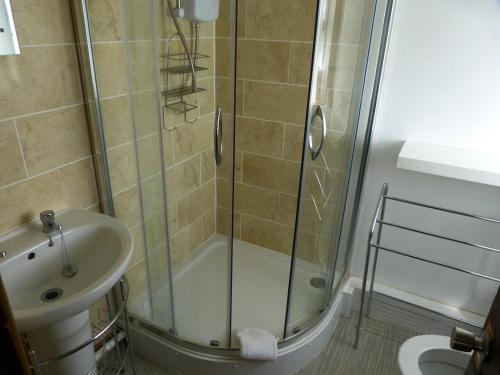 a bathroom with a shower and a sink at Peakstones Inn in Alton