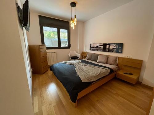 a bedroom with a bed and a window at Precioso apartamento con piscina y parking in Tossa de Mar