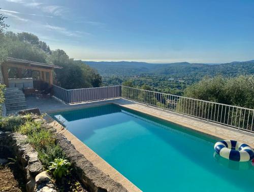 een zwembad met uitzicht op de bergen bij Villa PIPA POLARIS I suite BEBOP - vue privilégiée, chic, lumineuse in Spéracèdes