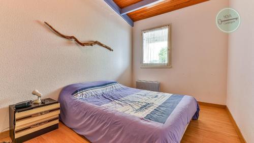 une chambre avec un lit et une fenêtre dans l'établissement Maisonette Albatros, à Plage-des-Demoiselles