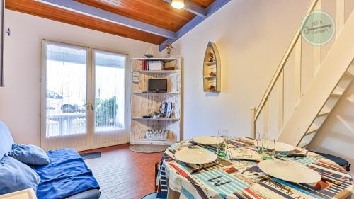 un salon avec une table et un canapé dans l'établissement Maisonette Albatros, à Plage-des-Demoiselles