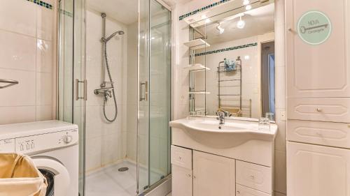 une salle de bain avec une douche et un lavabo et une douche dans l'établissement Maisonette Albatros, à Plage-des-Demoiselles