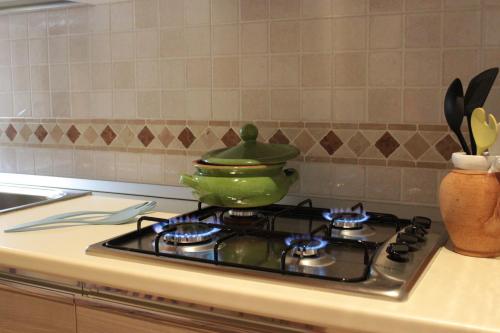 A kitchen or kitchenette at L'attichetto
