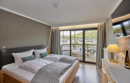 Ένα ή περισσότερα κρεβάτια σε δωμάτιο στο Mayer's Weinhotel