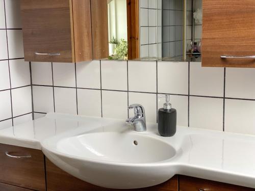 um lavatório branco na casa de banho com um espelho em Husrum på Österlen em Tomelilla