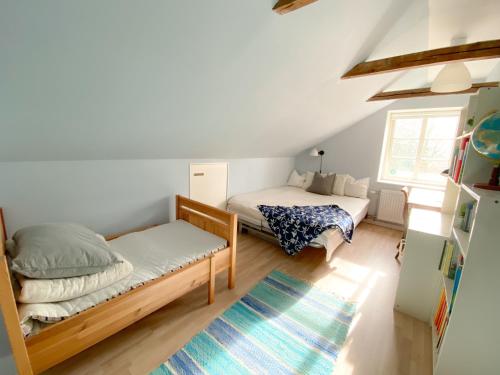 um quarto com 2 camas e uma janela em Husrum på Österlen em Tomelilla
