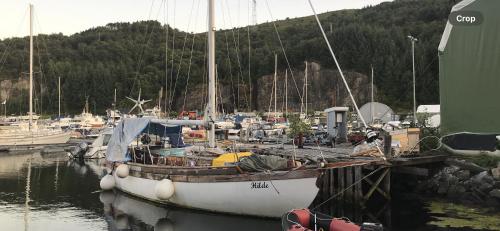 ein Boot, das an einem Dock in einem Yachthafen angedockt ist in der Unterkunft Sailing Yachts in Bergen in Bergen