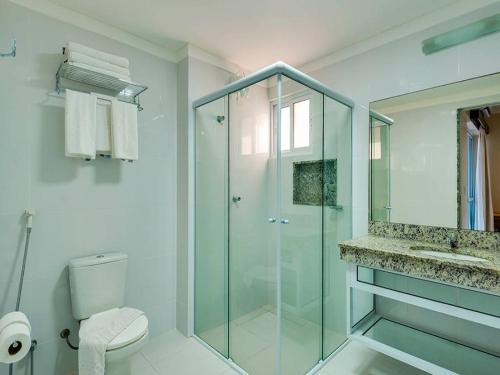 a bathroom with a glass shower and a toilet at Piazza diRoma c acesso Parque diRoma in Caldas Novas