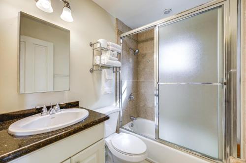 uma casa de banho com um WC, um lavatório e um chuveiro em Coastal Santa Barbara Townhome, Walk to Beach! em Santa Bárbara