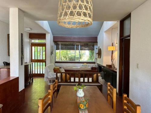 a kitchen and dining room with a table and a chandelier at Casa en Villa el Chocón, Neuquén in Villa El Chocón