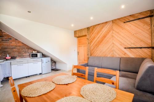 ein Wohnzimmer mit einem Tisch und einem Sofa in der Unterkunft Apartament 33 Poronin in Poronin