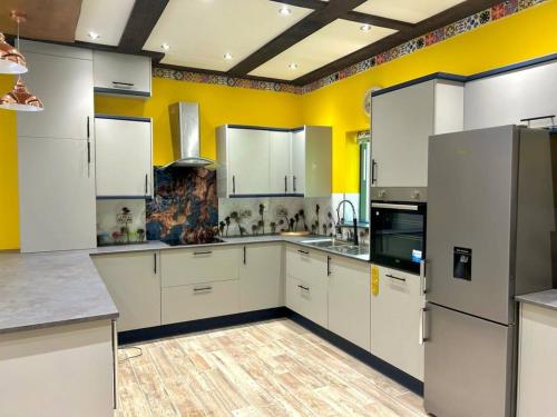A cozinha ou cozinha compacta de Re-Vive, At Rhigos, ZipWorld,Pen-y-Fan,Waterfalls
