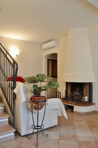 a living room with a table and a fireplace at Appartamento Nara in Pietrasanta