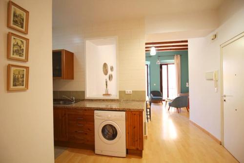 a kitchen with a washing machine in a room at Sevilla centro- Sol - Acogedor y luminoso in Seville