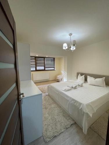 コンスタンツァにあるHoliday Apartmentのベッドルーム(大きな白いベッド1台、窓付)