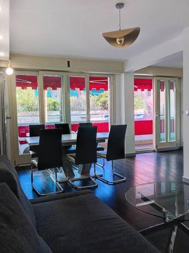 un salon avec une table et des chaises dans l'établissement Superbe appartement Juan-les-Pins 200m des plages, à Juan-les-Pins
