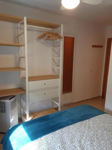 ein Schlafzimmer mit einem Bett und einem weißen Schrank in der Unterkunft Enjoy the beach in Bellreguart