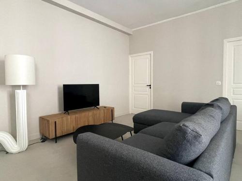 un salon avec un canapé et une télévision à écran plat dans l'établissement Appartement Centre Cannes, à Cannes