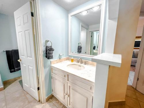 ein Badezimmer mit Waschbecken und Spiegel in der Unterkunft Princesa de Penasco Condo B303 Sandy Beach Puerto Penasco in Puerto Peñasco