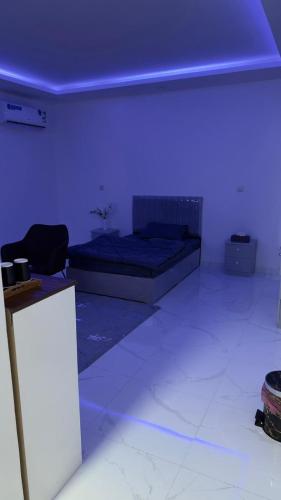 فندق الاقامة السعيدة في Al Bad‘: غرفة بسرير وسقف ازرق