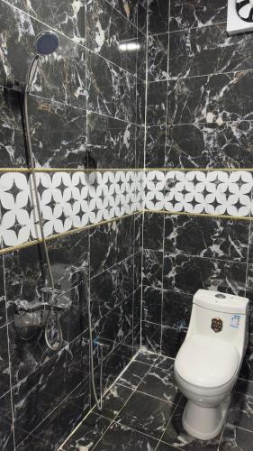 فندق الاقامة السعيدة في Al Bad‘: حمام مع مرحاض ودش