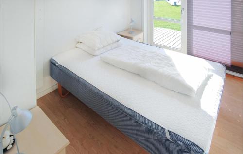 ノーポにあるAwesome Home In Nordborg With 3 Bedrooms, Sauna And Wifiのベッドルーム1室(白いシーツ付きのベッド1台、窓付)