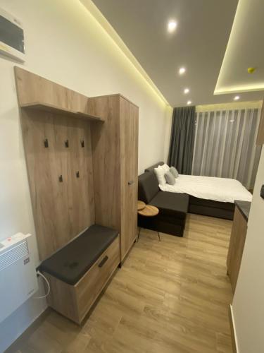 una piccola camera con un letto e una piccola camera da letto di Residence Hill A83 a Kopaonik
