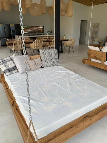 1 cama columpio en una habitación con sala de estar en Pandanus Lodge & Retreats, 