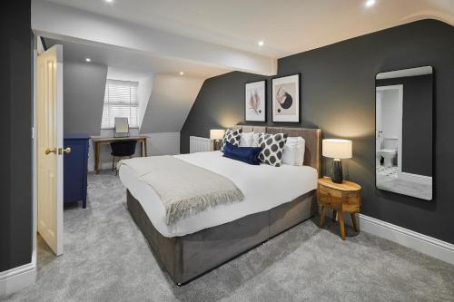 1 dormitorio con 1 cama grande y escritorio en Ocean View en Hornsea