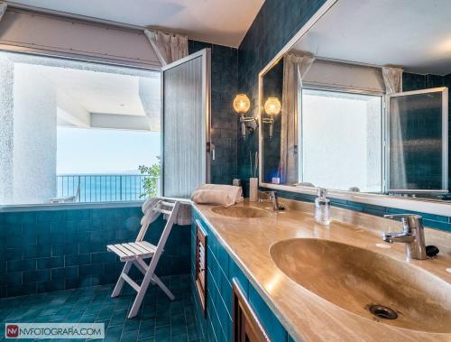 Et badeværelse på Sunny Villa with Private Pool in Almuñécar