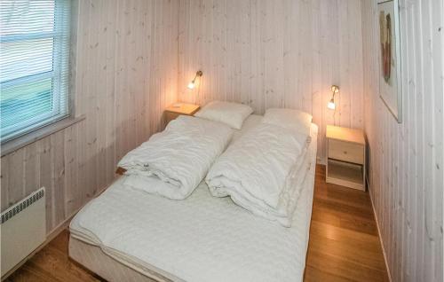 Loddenhøjにある4 Bedroom Nice Home In Aabenraaのベッド(白いシーツ、枕付)