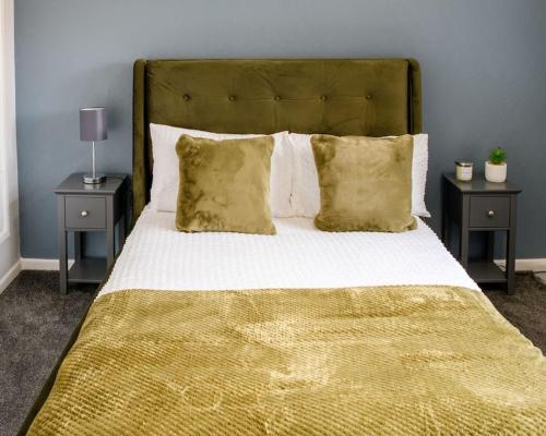 a bedroom with a large bed with two night stands at Stylish Two-bed House Birmingham sleep up-to 6 in Birmingham