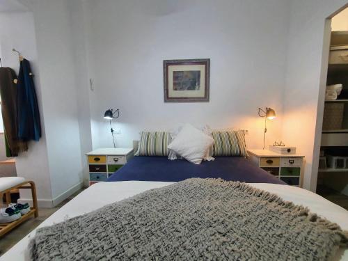 1 dormitorio con 1 cama y 2 mesitas de noche en EF7 Beds & Family en Tarragona