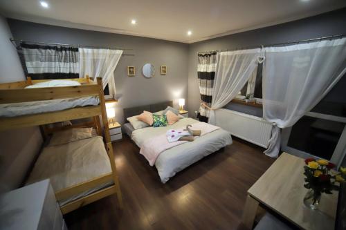 mały pokój z 2 łóżkami piętrowymi i kanapą w obiekcie Sowi Gościniec w mieście Sokolec