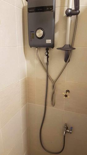 una ducha en un baño con ducha en Loidas place, en Talisay