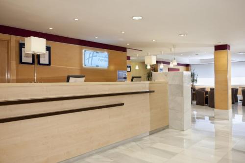 un vestíbulo de un hospital con sala de espera en Holiday Inn Express Alcobendas, an IHG Hotel, en Alcobendas