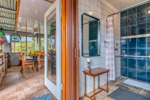 ein Bad mit einer Dusche und einem Tisch in der Unterkunft Arenal Chill Inn in Nuevo Arenal