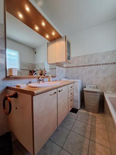 una cucina con lavandino e vasca da bagno di Grand T2 proche centre ville, vue mer et montagne a Bastia