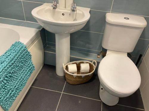 Bilik mandi di Glenashdale 28 A 1/R Boyd Street Largs KA308LE