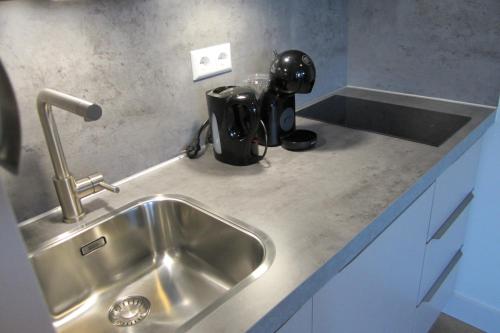 un bancone della cucina con lavandino e macchinetta del caffè di Aan de Dijk a Edam