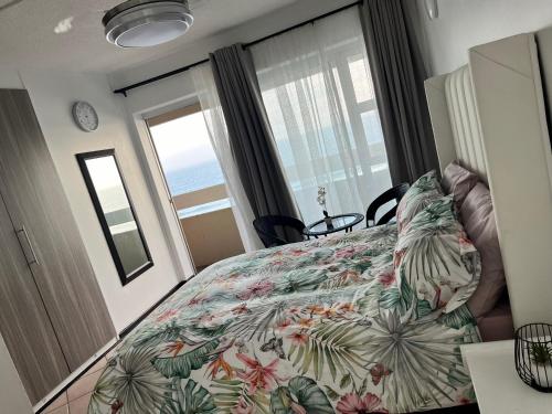 Un pat sau paturi într-o cameră la Stella Maris Flat 93 Amanzimtoti