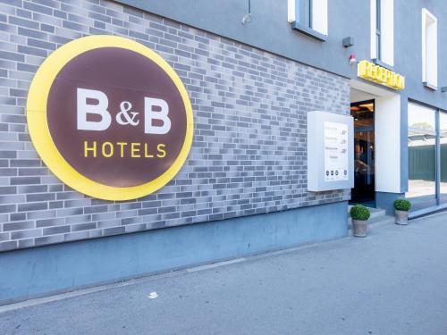 シュトゥットガルトにあるB&B Hotel Stuttgart-Bad Cannstattのa b b hotel sign on the side of a building
