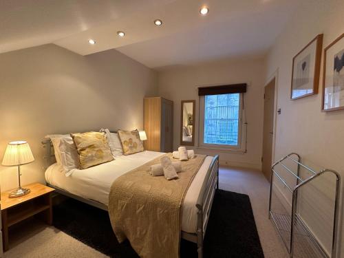 sypialnia z łóżkiem z dwoma pluszakami w obiekcie Apartment Thistle Lane w Edynburgu