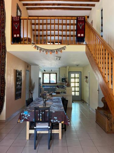 une salle à manger avec une table et un escalier dans l'établissement Maison indépendante pour des vacances en famille proche de la mer et de la montagne, à Saint-Estève